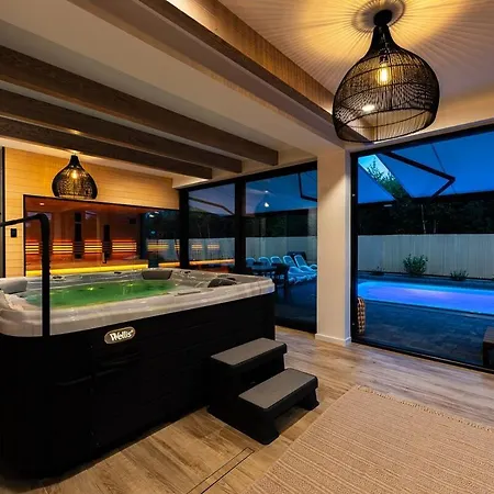 Mielnovo - Prestigious House With Sauna And Hot Tub בית נופש מיילנו