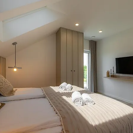 Mielnovo - Prestigious House With Sauna And Hot Tub בית נופש מיילנו